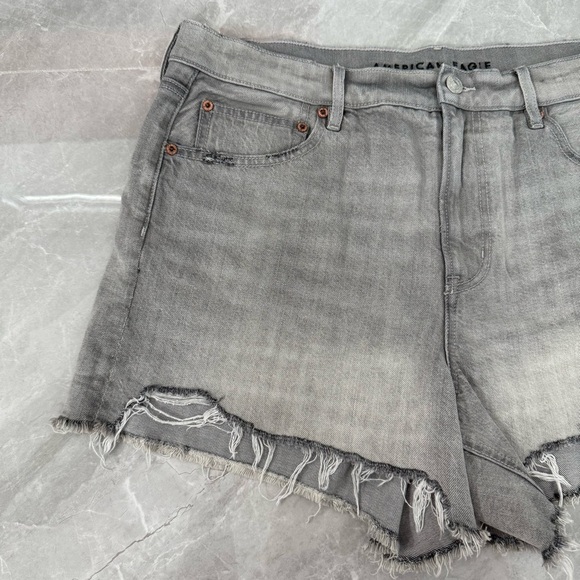 Women’s American Eagle Relaxed Distressed Gray Wash Jean Shorts Plus Size 14 - Picture 3 of 16